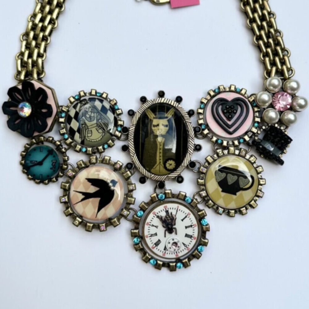 Betsey Johnson Alice In Wonderland Rabbit Clock Hat Pearls Heart Lucite Necklace